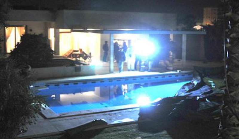 Cadavere di donna trovato in piscina