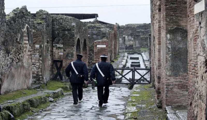 Cade l’intonaco nella Casa del Centenario a Pompei