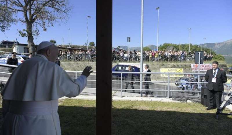 Camerino, il Papa nelle zone del sisma: “Ricordarsi di chi soffre”