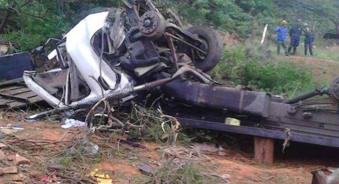 Camion si ribalta: 11 morti e decine di feriti