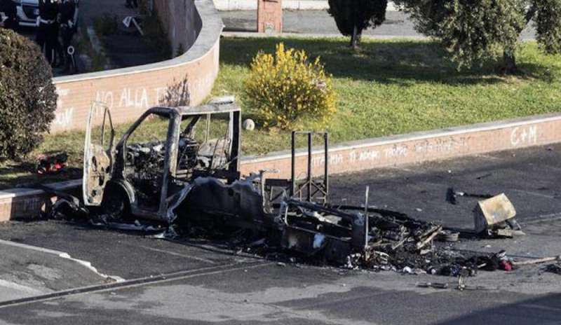 Camper bruciato a Centocelle, autopsia sulle tre vittime: le tre sorelle sono bruciate vive