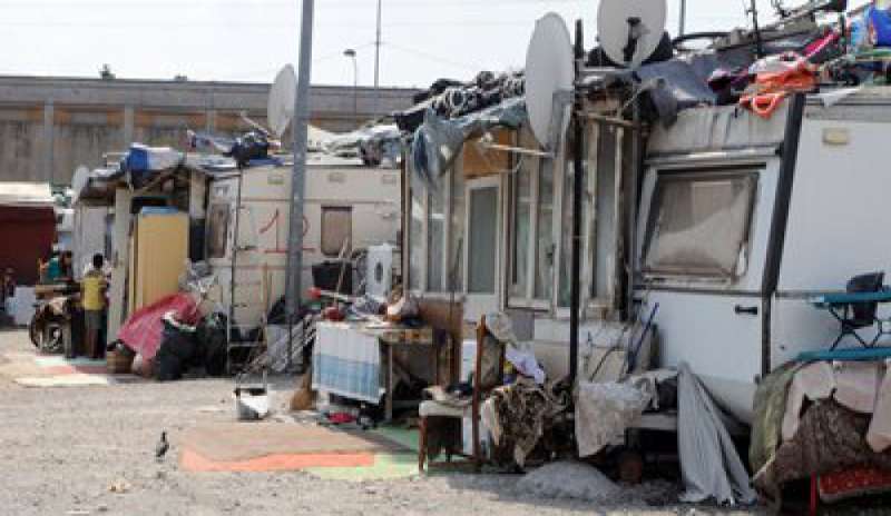 Campi rom, il piano: assistenza su affitto e attività commerciali. Ma le opposizioni protestano