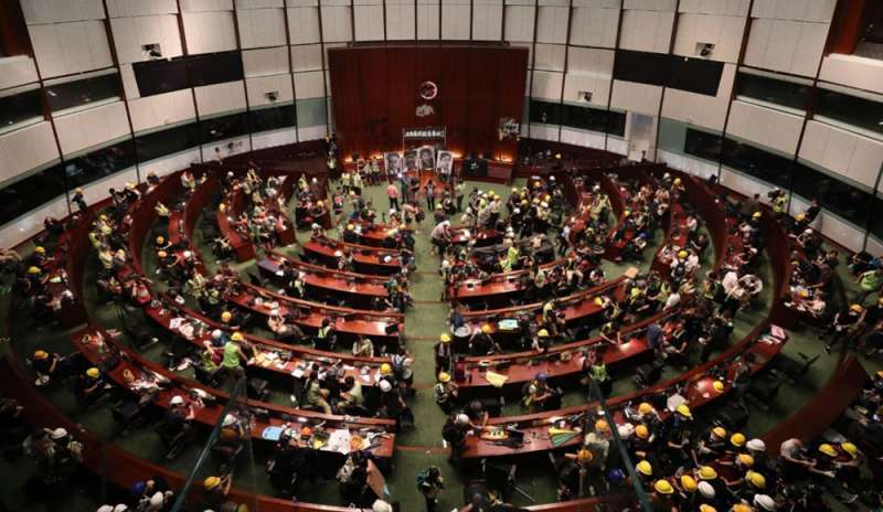 Hong Kong, sgomberato il Parlamento