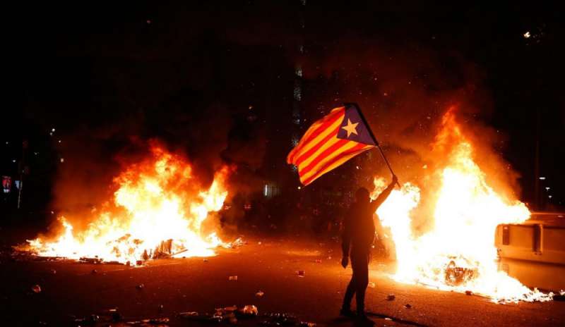 Caos al Camp Nou, scontri fra indipendentisti e Polizia