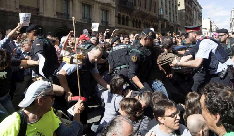 Caos Catalogna: 40 mila manifestanti denunciati per sedizione
