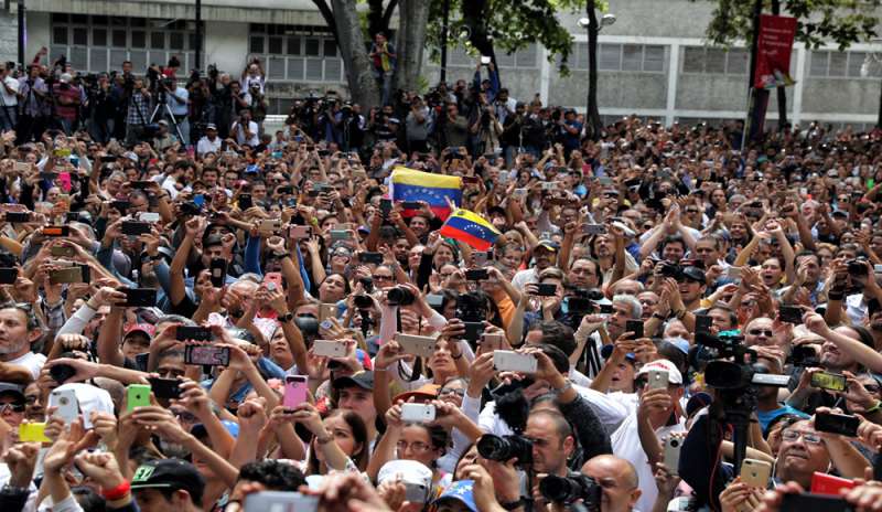 Caracas, in piazza manifestanti pro e contro Maduro