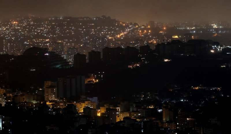 Caracas piomba di nuovo nel buio