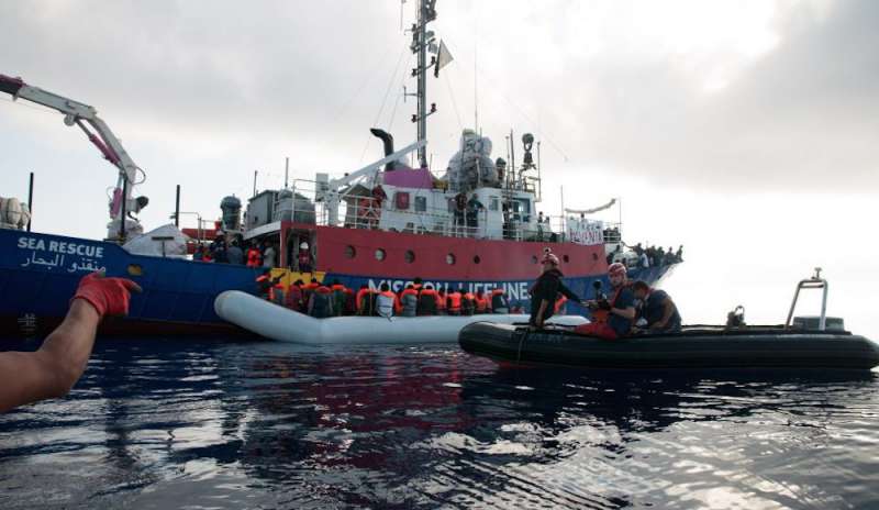 Cargo con 110 migranti attende di entrare in porto