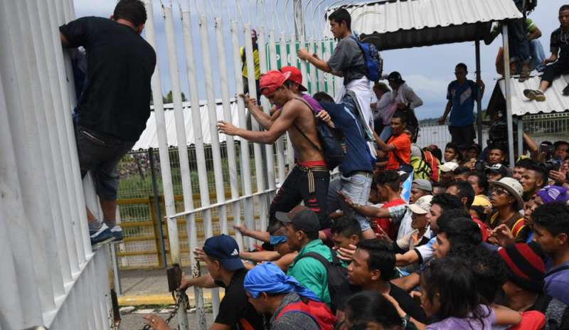 Carovana di migranti: primi arrivi alla frontiera Usa