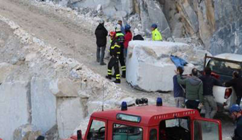 Carrara, tragedia nella cava: operaio muore schiacciato da un lastrone di marmo