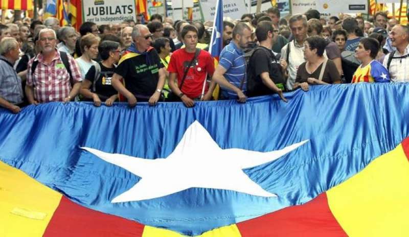 Catalani in piazza contro le violenze, proclamato lo sciopero generale