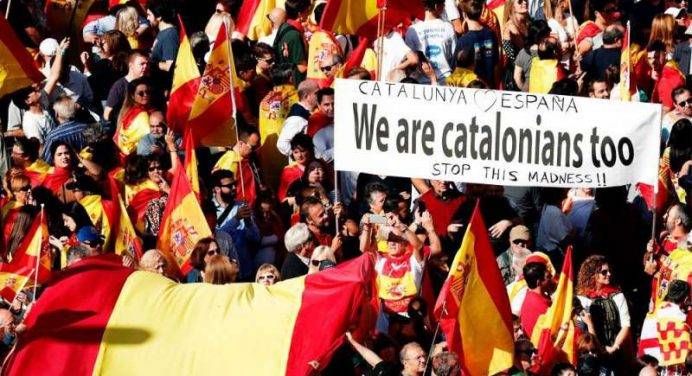 Catalogna, a Barcellona sfilano gli unionisti