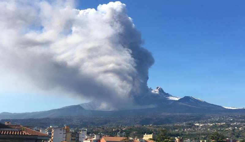 Catania, 130 scosse: si sveglia l'Etna