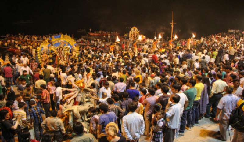 Cerimonia induista finisce in tragedia: almeno 32 morti a Patna