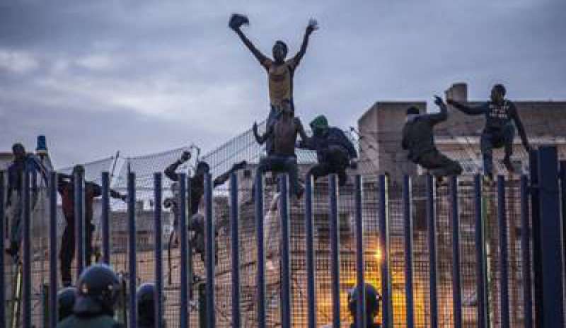 Ceuta: mille migranti tentano un nuovo assalto del “muro”, 13 agenti feriti