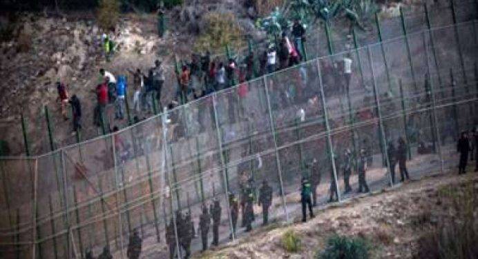 Ceuta senza pace: 700 migranti tentano un nuovo assalto al “muro”
