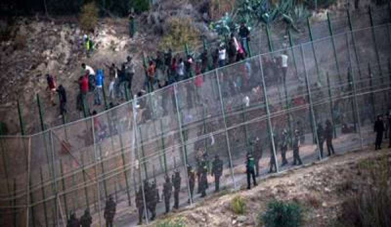 Ceuta senza pace: 700 migranti tentano un nuovo assalto al “muro”