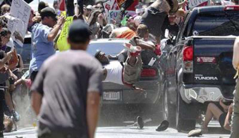 Charlottesville, auto sulla folla alla manifestazione dei suprematisti bianchi: 3 morti
