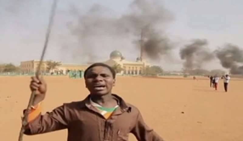 Chiese incendiate in Niger per protesta contro Charlie Hebdo