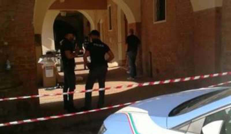 Choc a Ferrara: uccide la moglie e il figlio, dà fuoco alla casa poi si uccide