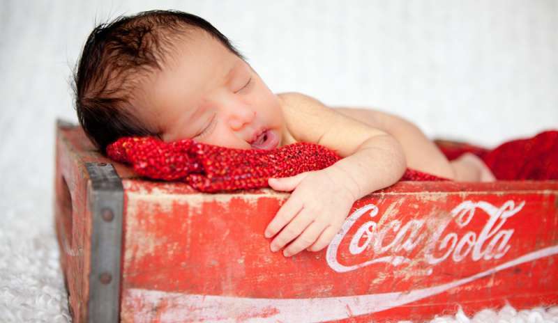 Choc in Francia: nutre i figli di sola Coca-Cola