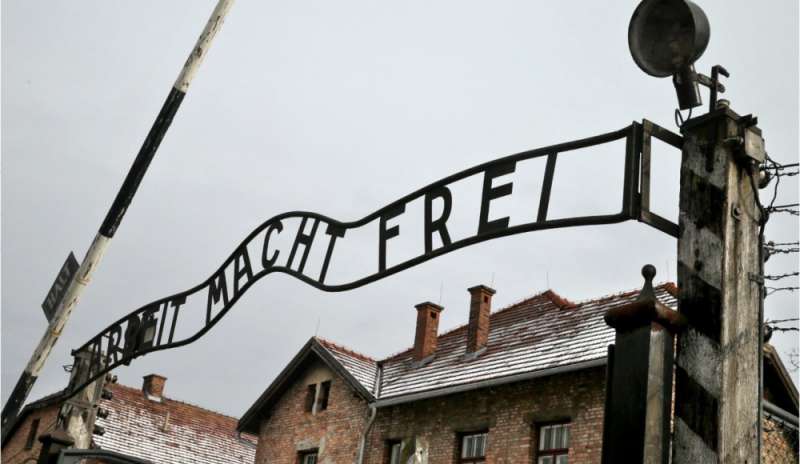 Choc su Amazon, decorazioni natalizie a tema Auschwitz