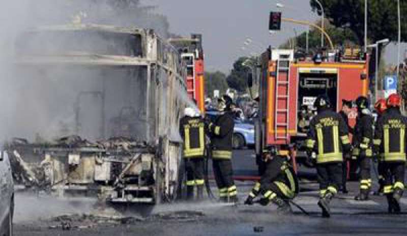 Ciampino, un altro autobus Atac divorato dalle fiamme: paura ma nessun ferito