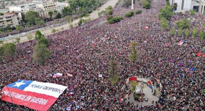 Cile, mega-protesta a Santiago: un milione in strada