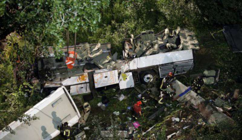 Cina, bus precipita in un dirupo: 20 morti
