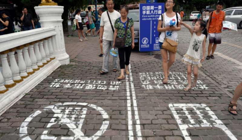 Cina, marciapiedi ad hoc per gli smartphone dipendenti