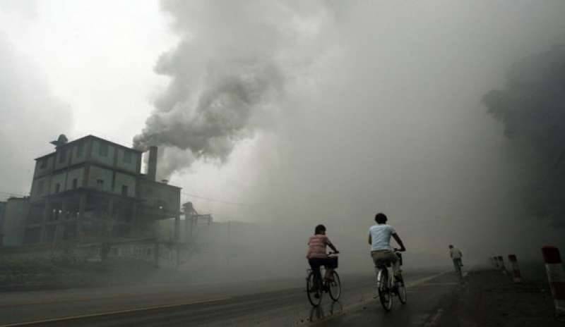 Cina, per ridurre l’inquinamento servono mille centrali atomiche
