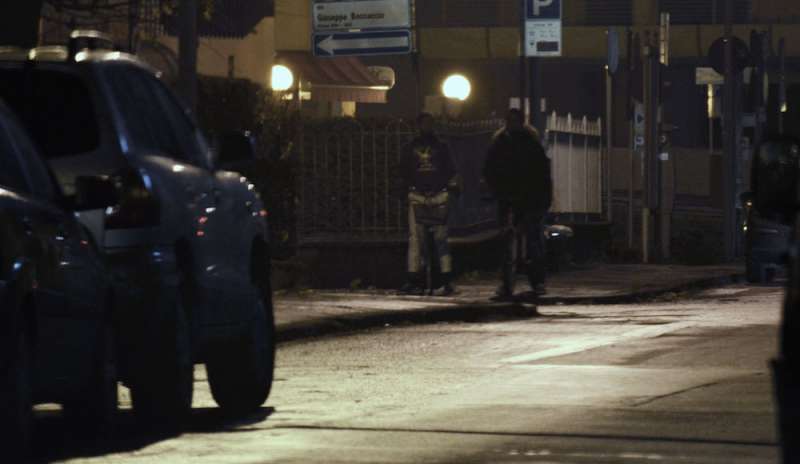 Cittadini in strada di notte contro i pusher