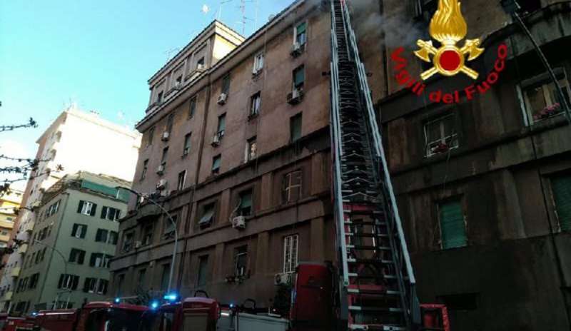 Colli Albani, appartamento in fiamme: giovane fugge sul cornicione