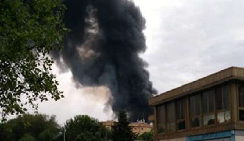 Colli Aniene, incendio ed esplosioni in un deposito di caravan: colonna di fumo su Roma est