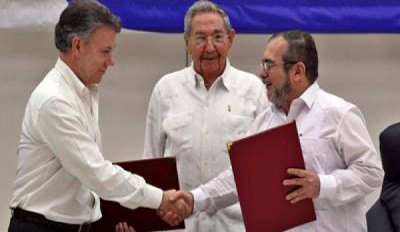 COLOMBIA, ACCORDO DI PACE TRA GOVERNO E FARC. SANTOS: “E’ L’INIZIO DELLA FINE DELLA GUERRA”