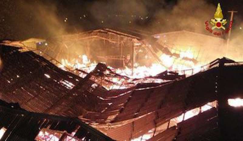 Conegliano, rogo alla Garbellotto Botti: le fiamme distruggono 3mila mq di magazzini
