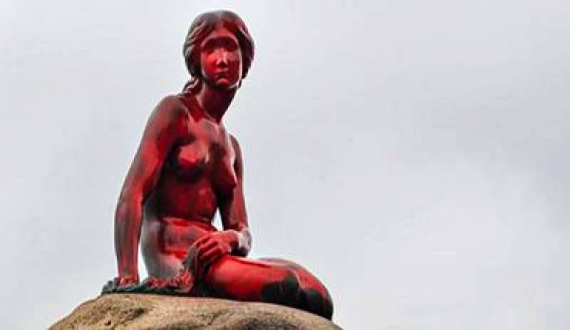 Copenaghen, sfregio alla “Sirenetta”: imbrattata con vernice rossa