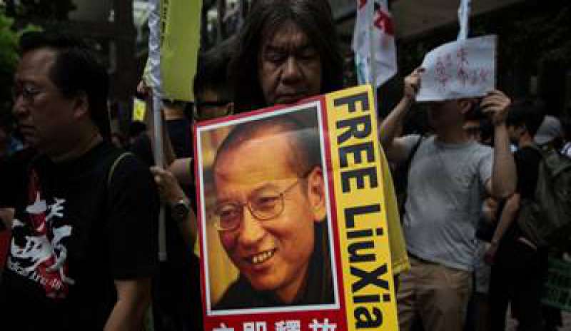 Cordoglio per Liu Xiaobo, Pechino non ci sta: “Blasfema l’assegnazione del Nobel”
