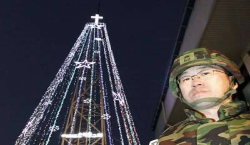 Corea: il gigantesco albero a confine tra nord e sud torna ad illuminare i cristiani