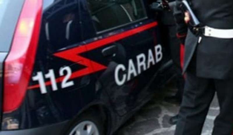 Corruzione e rivelazione segreti d'ufficio: 5 carabinieri in manette