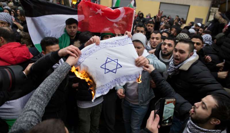 “Corsi contro l'antisemitismo per gli immigrati islamici”