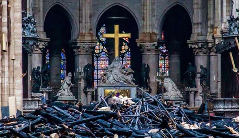 “Così la croce di Notre Dame ha resistito al fuoco”
