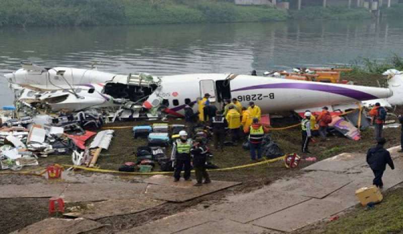 Cresce il bilancio delle vittime dell’incidente aereo di Taipei