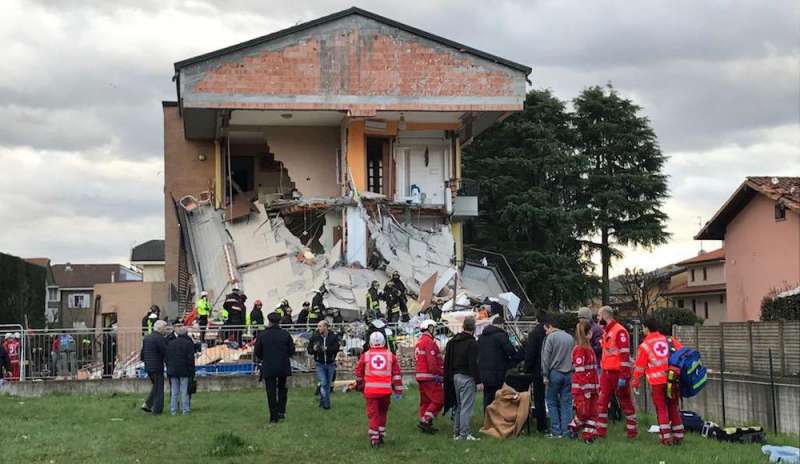 Crolla palazzina nel milanese: 9 feriti
