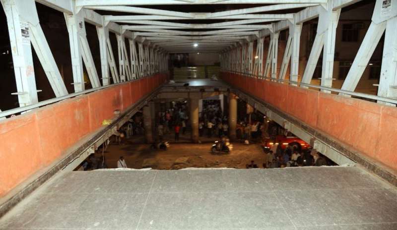 Crolla ponte: 5 morti e 36 feriti
