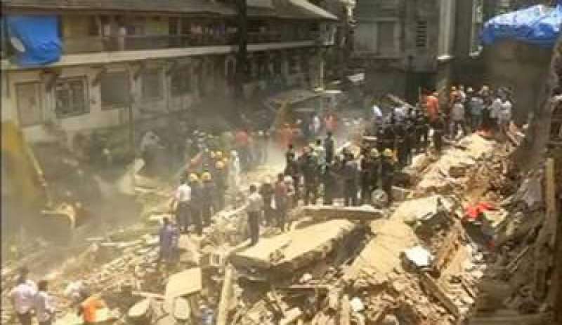 Crolla un edificio a Mumbai: almeno 3 morti e decine di persone intrappolate sotto le macerie