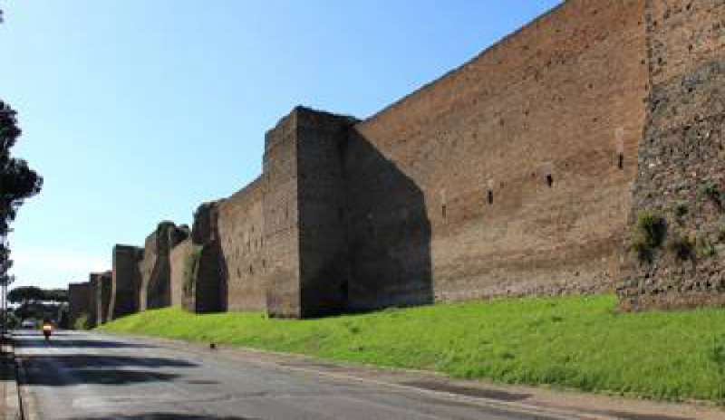 Crolla una piccola sezione delle mura Aureliane. La Soprintendenza: “Probabile effetto del sisma”