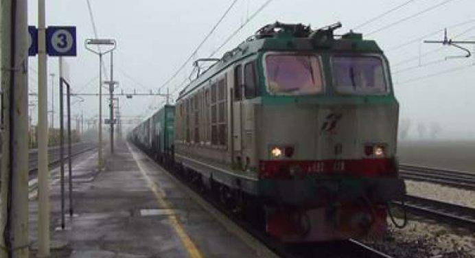 Da Finale Ligure a Milano, passeggeri con l’ombrello: piove in treno