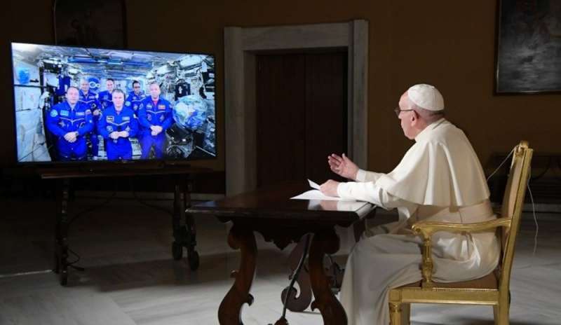“Dall’alto la Terra non ha confini”, il Papa a colloquio con gli astronauti dell’Iss