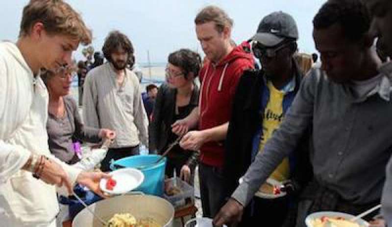 Danno da mangiare a dei migranti affamati: denunciati